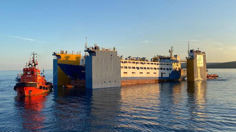 Brod 'Dealu' po 15 mesecih končno odstranjen iz Raškega zaliva in poslan v razrez