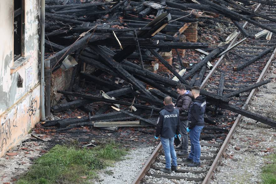 Osijek: Očevid jučerašnjeg požara na barakama uz prugu