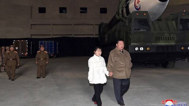 Kim Jong-un javnosti pokazao kćer: Poveo je da skupa gledaju testiranje balističke rakete