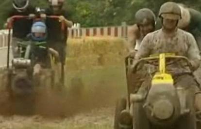 Njemački seljaci se utrkuju blatnim traktorima 