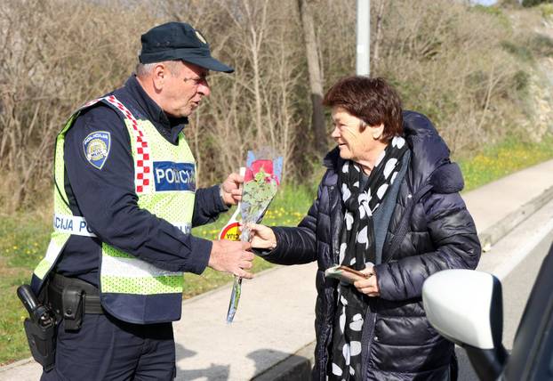 Šibenik: Prometni policajci ženama dijelili ruže u povodu Dana žena