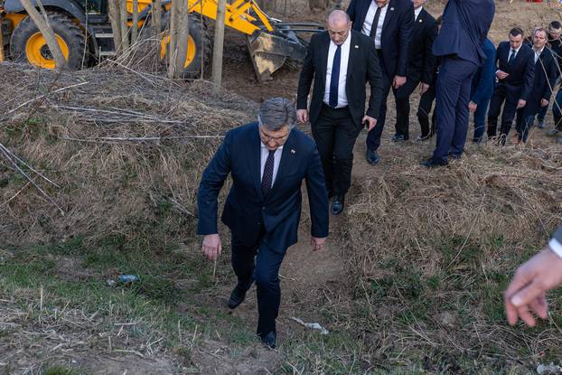 Plenković i Medved obišli novootkrivenu masovnu grobnicu kod Negoslavaca