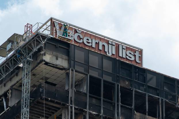 Zagreb: Uklanjanje natpisa Večernji list sa zgrade Vjesnika 