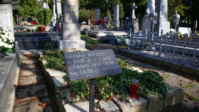 Zagreb: Grob Miroslava Singera, prve osobe pokopane na Mirogoju