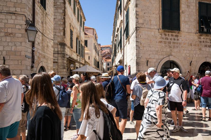 Visoke temperature i turističke gužve u Dubrovniku