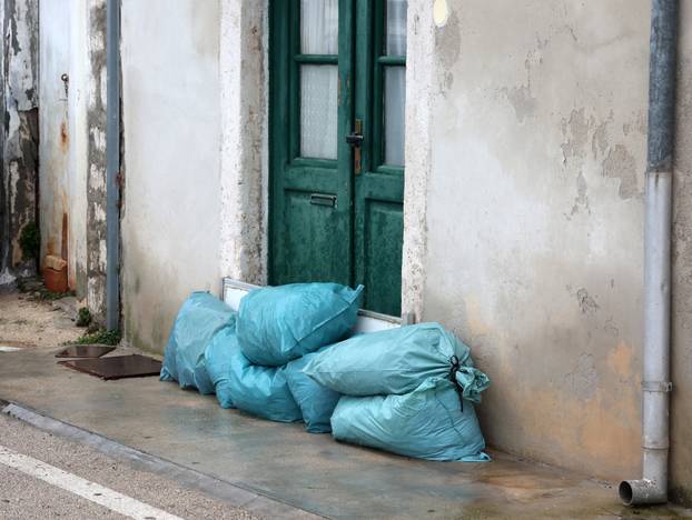 Šibenik: Jugo potopilo Dolac, cijela riva je pod morem