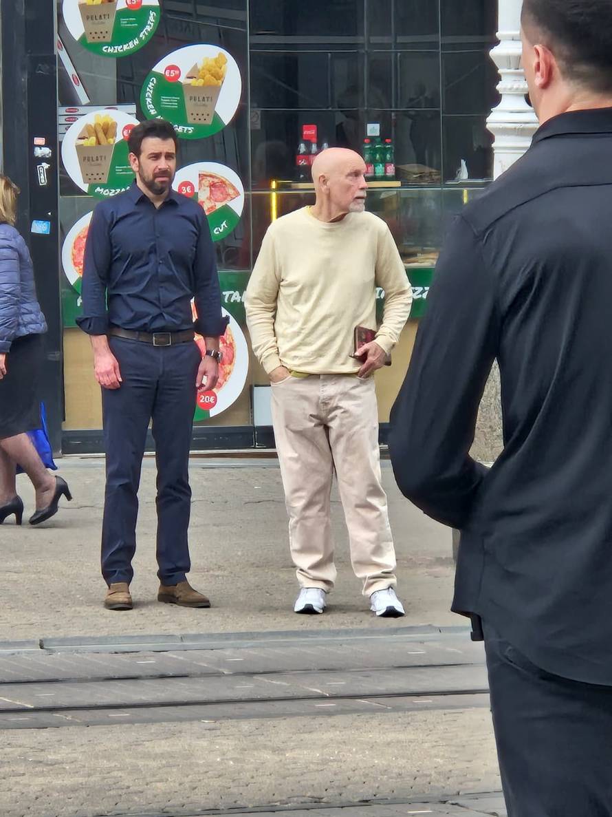 Legendarni glumac u Zagrebu! Malkovich na trgu s Popovićem Volarićem: 'Skupilo se ljudi...'