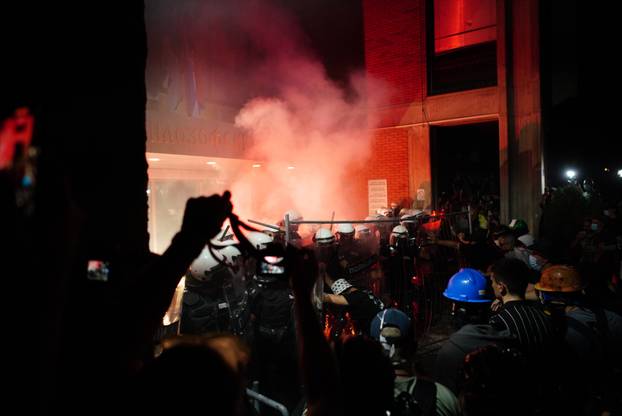 Sukob gra&dstrok;ana i policije ispred Filozofskog fakulteta u Novom Sadu