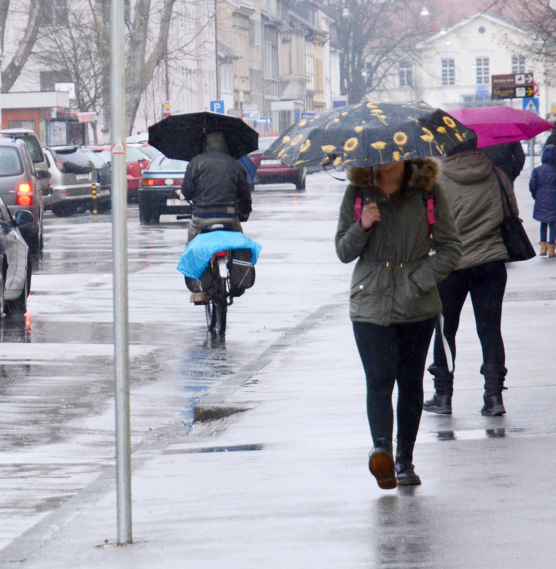 Nevrijeme: Na Biokovu prava mećava, snijeg i na Sljemenu...