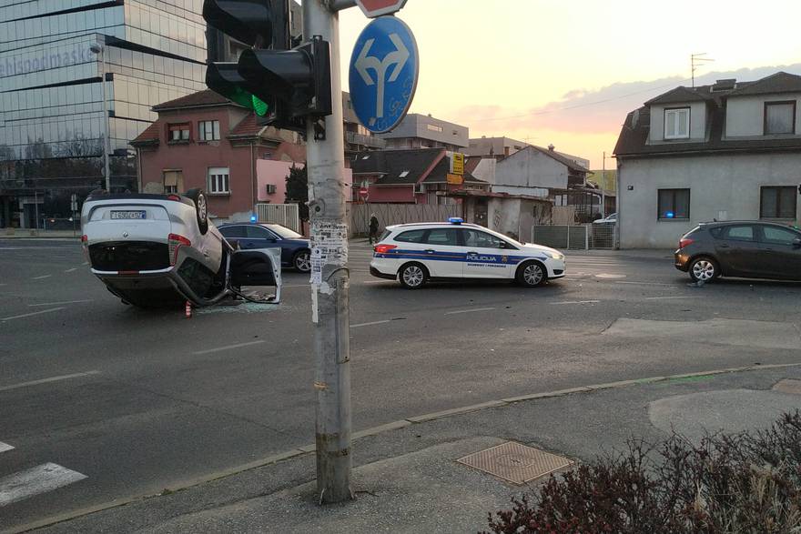 U sudaru u Zagrebu automobil se prevrnuo na krov: Vozač je lakše ozlijeđen