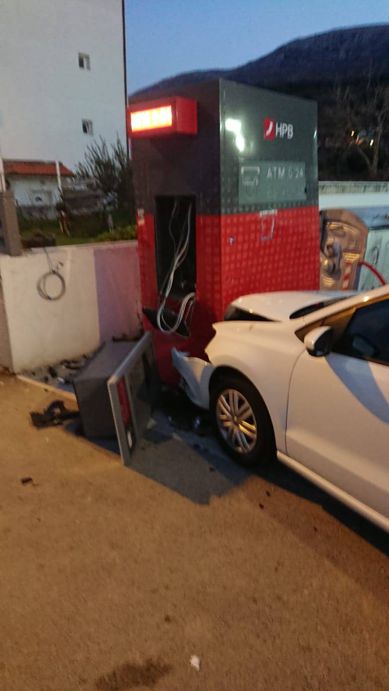 Autom je razvalio bankomat u Podstrani: Vozač je bio pijan?