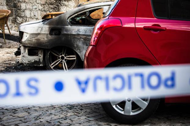 Kaštel Lukišić: Tijekom noći u potpunosti izgorio automobil