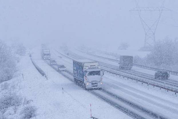 320 SLIKA ZIMSKOG KAOSA Orkanski vjetrovi, mećava i velike poplave pogodile zemlju