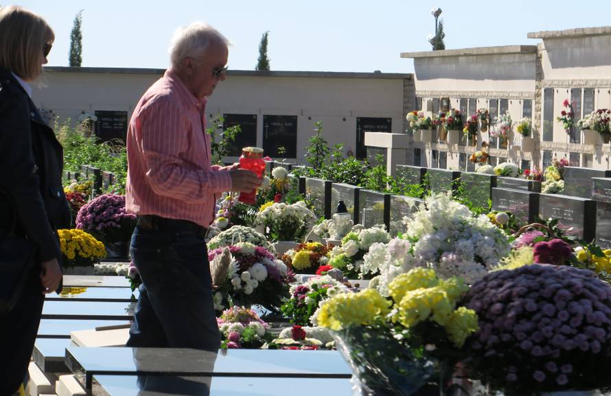 Dan je Svih svetih: Pogledajte fotografije s hrvatskih groblja
