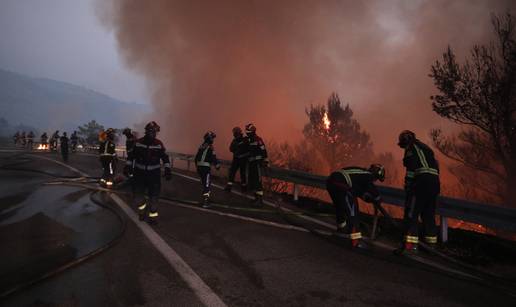 FOTO  Vatrogasci u paklu požara diljem Dalmacije: Herojski gasili cijelu noć, dolazili i iz Zagreba