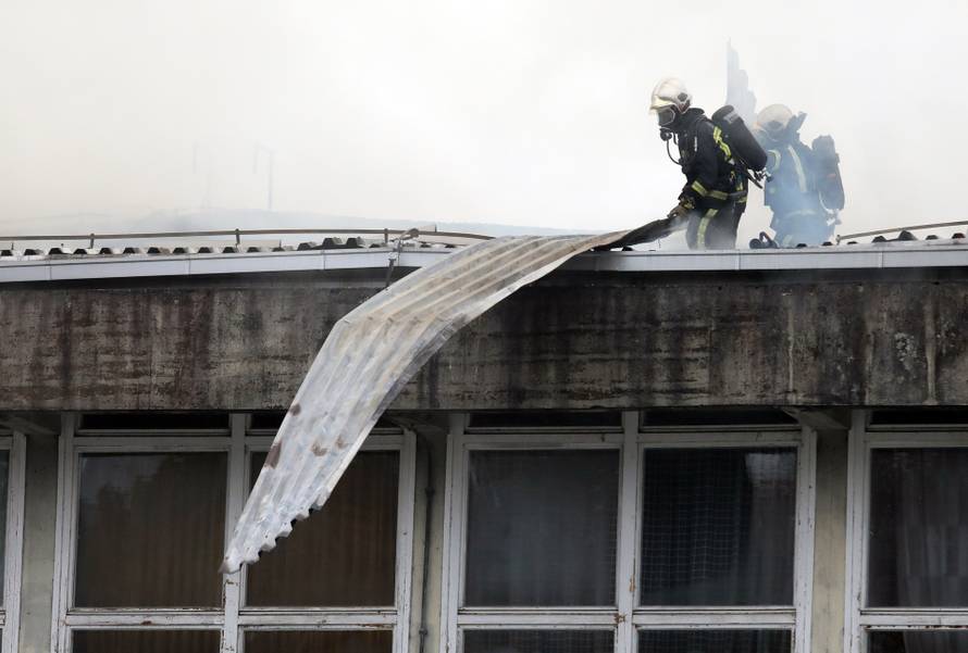 VIDEO Osnovna škola u Zagrebu gorjela više od dva sata, jedan vatrogasac je lakše ozlijeđen