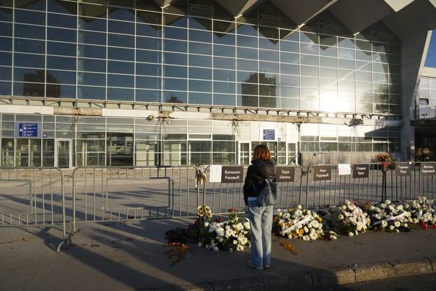 Novi Sad: Veliki broj građana od jutra dolazi odati počast poginulima u padu nadstrešnice