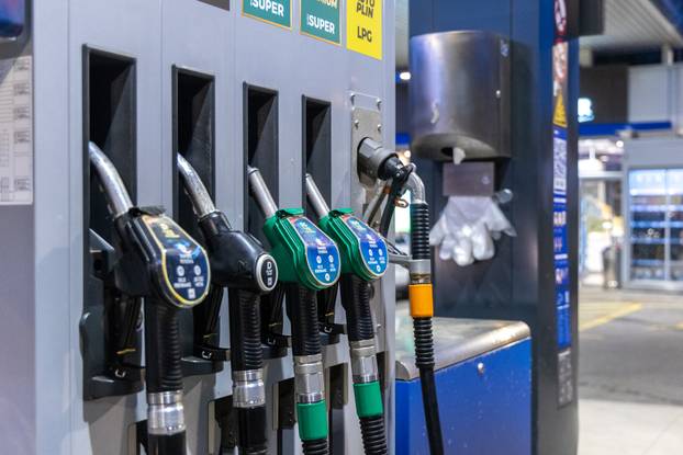 Pula: Automobili na benzinskim pumpama uoči sutrašnjeg poskupljenja benzina