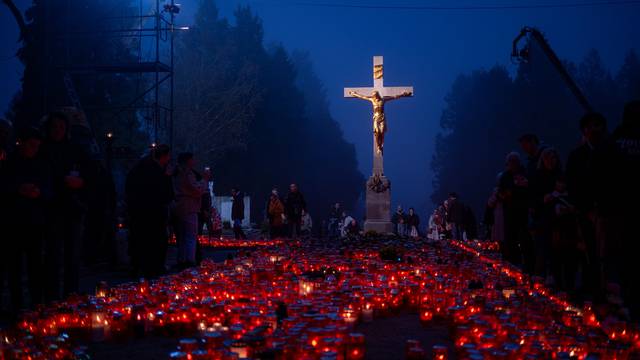 Zagrebačko gradsko groblje Mirogoj po noći