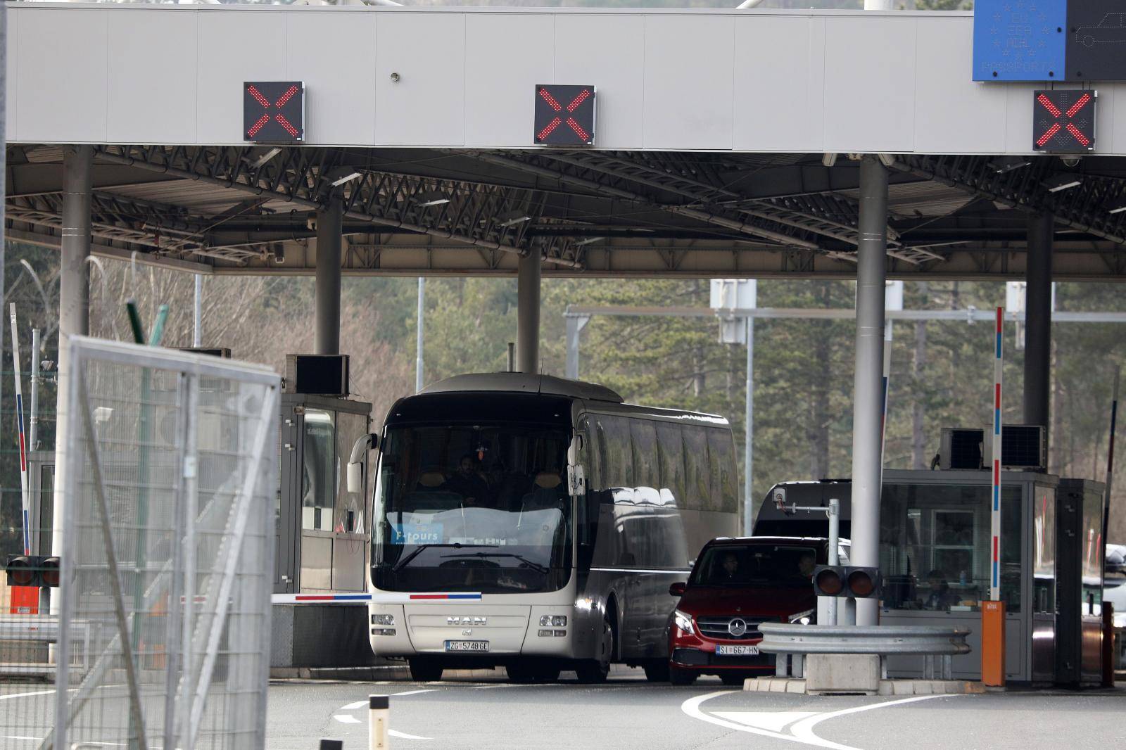 Pregledan autobus s učenicima iz Omiša, zdravi su i pušteni