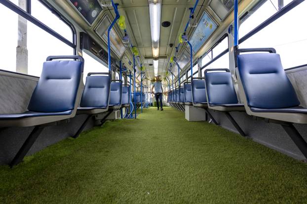 Tramvaj ukrašen Uskrsnim dekoracijama vozi po Osječkim ulicama 