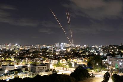 FOTO Neke su iranski napadi zatekli na ulici. Iron Dome rušio projektile. U Teheranu slavili