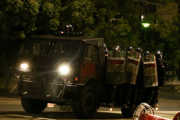 Beograd: Policija rastjerala građane koji su bili okupljeni u Ulici Kneza Miloša, nekoliko građana ozlijeđeno