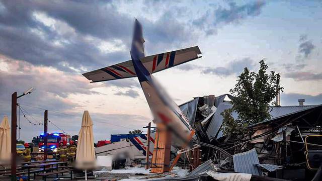 VIDEO Tragedija kod Varšave: Avion se srušio na hangar pun ljudi, najmanje pet poginulih