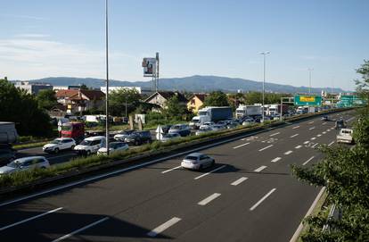 FOTO Svi su se uputili na more: Pogledajte nepregledne kilometarske kolone na Lučkom