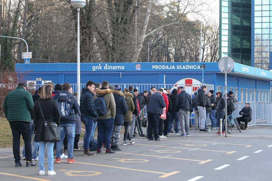 Zagreb: NavijaÄi od ranog jutra Äekaju u redu kako bi kupili kartu za osminu finala Europske lige