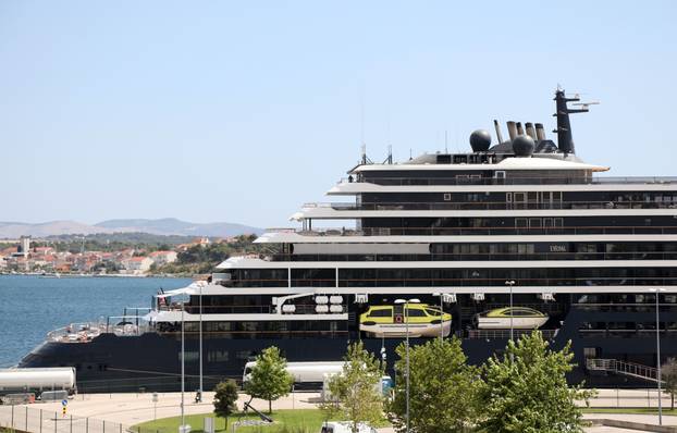 Šibenik: U šibensku luku uplovila je jahta Ritz-Carlton Evrima koja je službeni partner Mercedes AMG Petronas Formula 1 timu