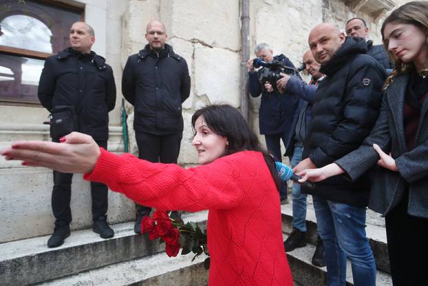 Split: Ana Fridrih Lekić među moliteljima na Peristilu izvela svoj performans