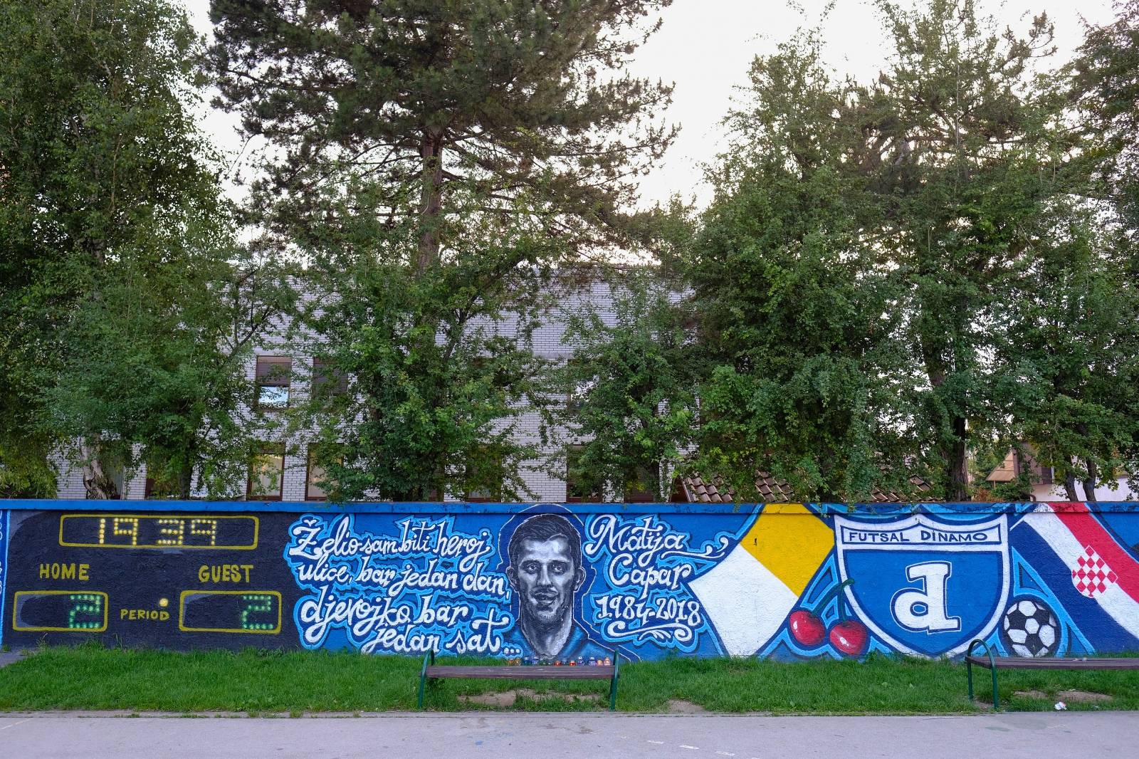 Zagreb: Mural nogometaša Matije Capara na igralištu O.Š. Kralja Tomislava