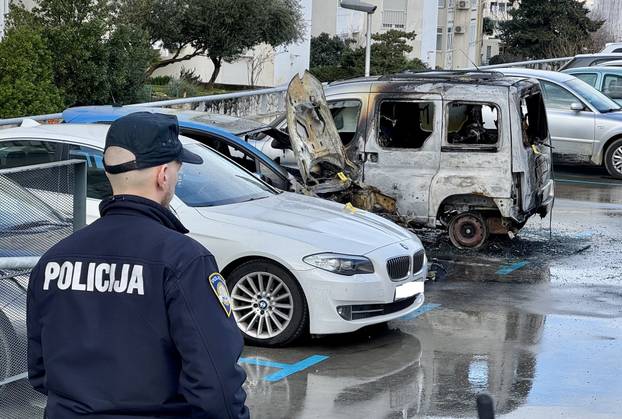 Split: U Krležinoj ulici zapaljena su tri automobila, policijski očevid u tijeku