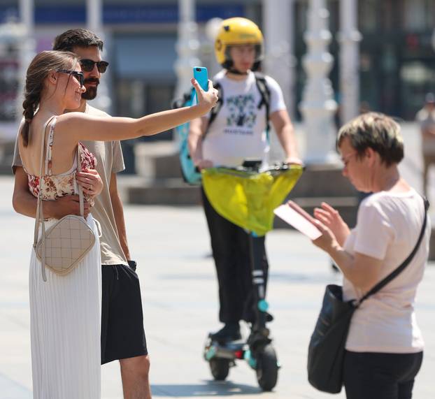 Zagreb: Centar grada tijekom blagdana, građani uživaju u hladu Zrinjevca