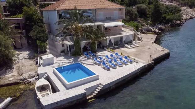 Biseri bespravne gradnje diljem Hrvatske: Ilegalno su betonirali plaže, stube, bazene, grobove...