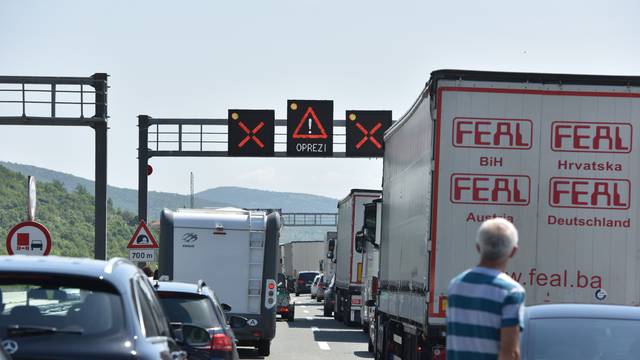 HAK upozorava! Nesreća je na A1, vozi se jednim trakom. I bura otežava promet na obali