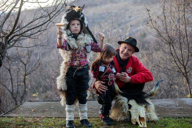 Obitelj grobničkih dondolaša, djed Zoran s unucima Erikom i Ivorom