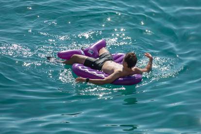 FOTO Stiže jesen, a na plaži u Dubrovniku se traži mjesto više!