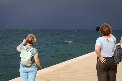 FOTO Kad Boris ugasi svjetlo:  Ovo je Zadar u podne. Čini se kao da je večer. Turisti u šoku