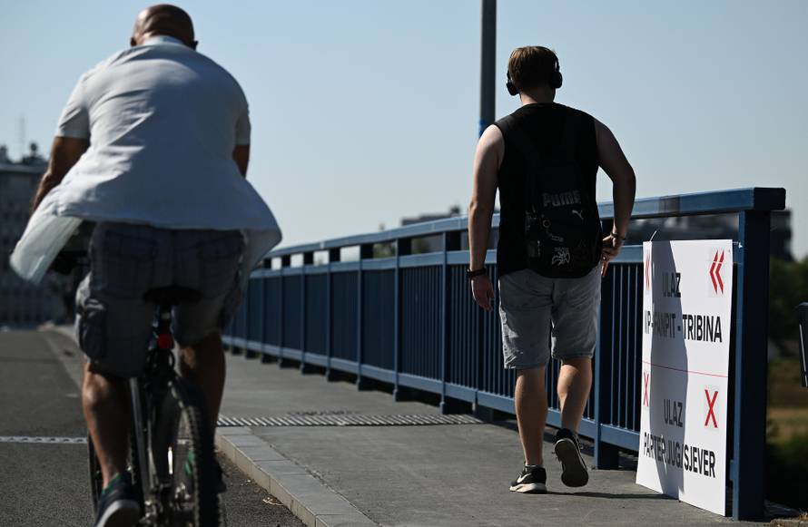 Zagreb: Obožavatelji idu prema fan zonama gdje će čekati ulazak u Hipodrom