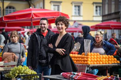 Zagreb: Ecija Ojdanić izvela kratki performans uoči 80. izvedbe monodrame Vla Vla Vlajland cabare