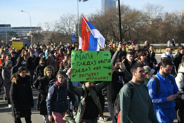 FOTO Krenuo je veliki studentski marš od Beograda do Novog Sada: 'Stići ćemo tamo još jači'
