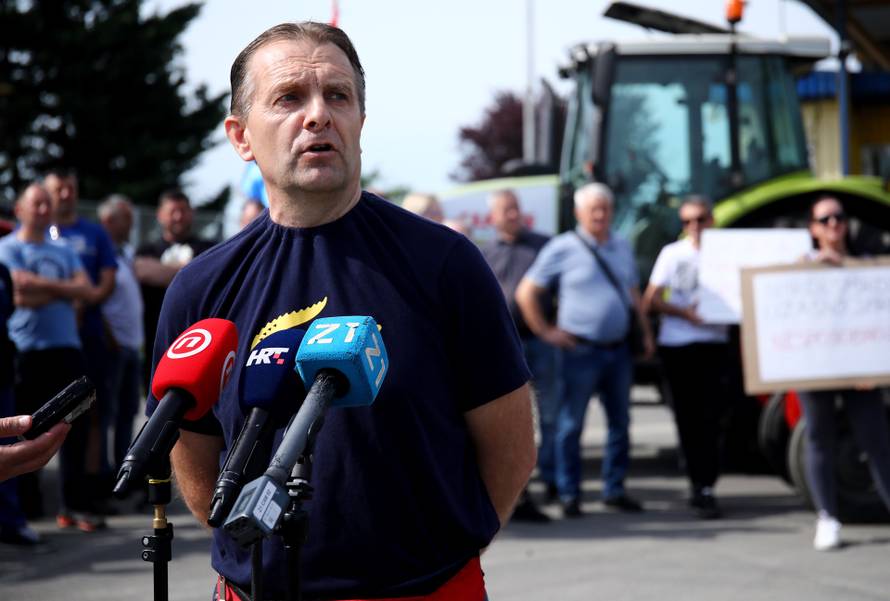 Zagreb: Građani traktorima blokirali ulaz na odlagalište otpada Jakuševec 