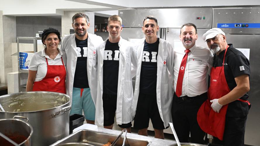 Đalović i igrači Rijeke kuhali za korisnike pučke kuhinje: 'Sjajan je osjećaj pomoći ovim ljudima'