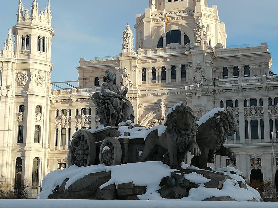 Snježni kaos u Španjolskoj: Kamioni s hranom uspjeli su se probiti do zaleđenoga grada