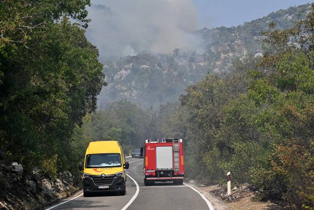 FOTO Kanaderi cijeli dan u akciji: Pogledajte kako gase požare diljem Dalmacije