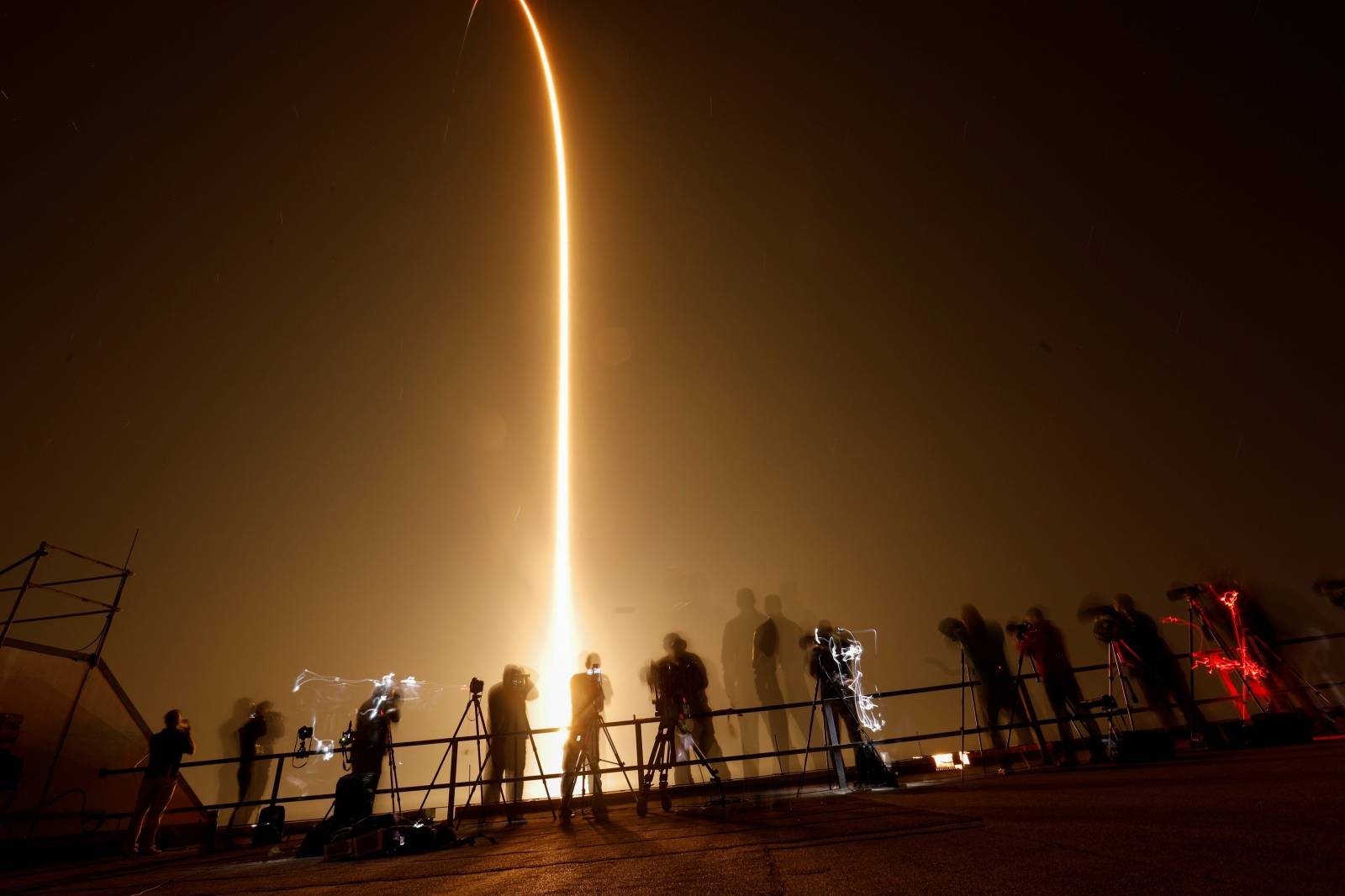 SpaceX Falcon 9 rocket lifts off to ISS from the Kennedy Space Center