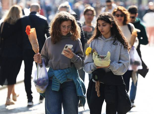Cvijeće u rukama znak je obilježavanja Međunarodnog dana žena