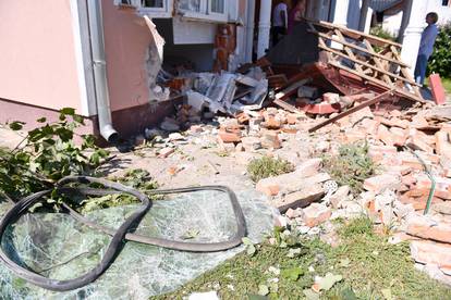 FOTO Užas u Garešnici: Teretnim kamionom se zabio u obiteljsku kuću, stavili stup da se ne uruši